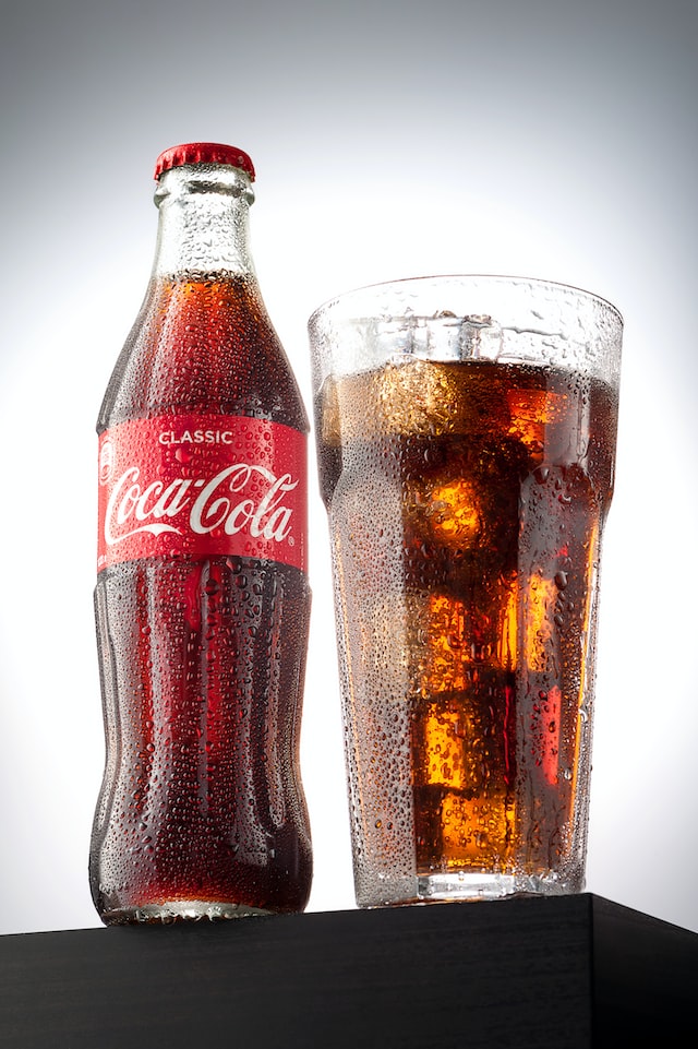 SENTIRE UNA BOTTIGLIA DI COCA COLA SENZA VEDERLA. La campagna minimalista di Coca Cola.